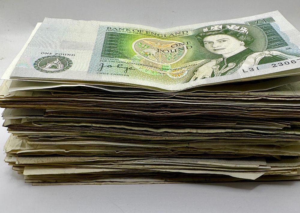 Lot 250: A Collection of Bank of England £1 Notes (Approx 160)