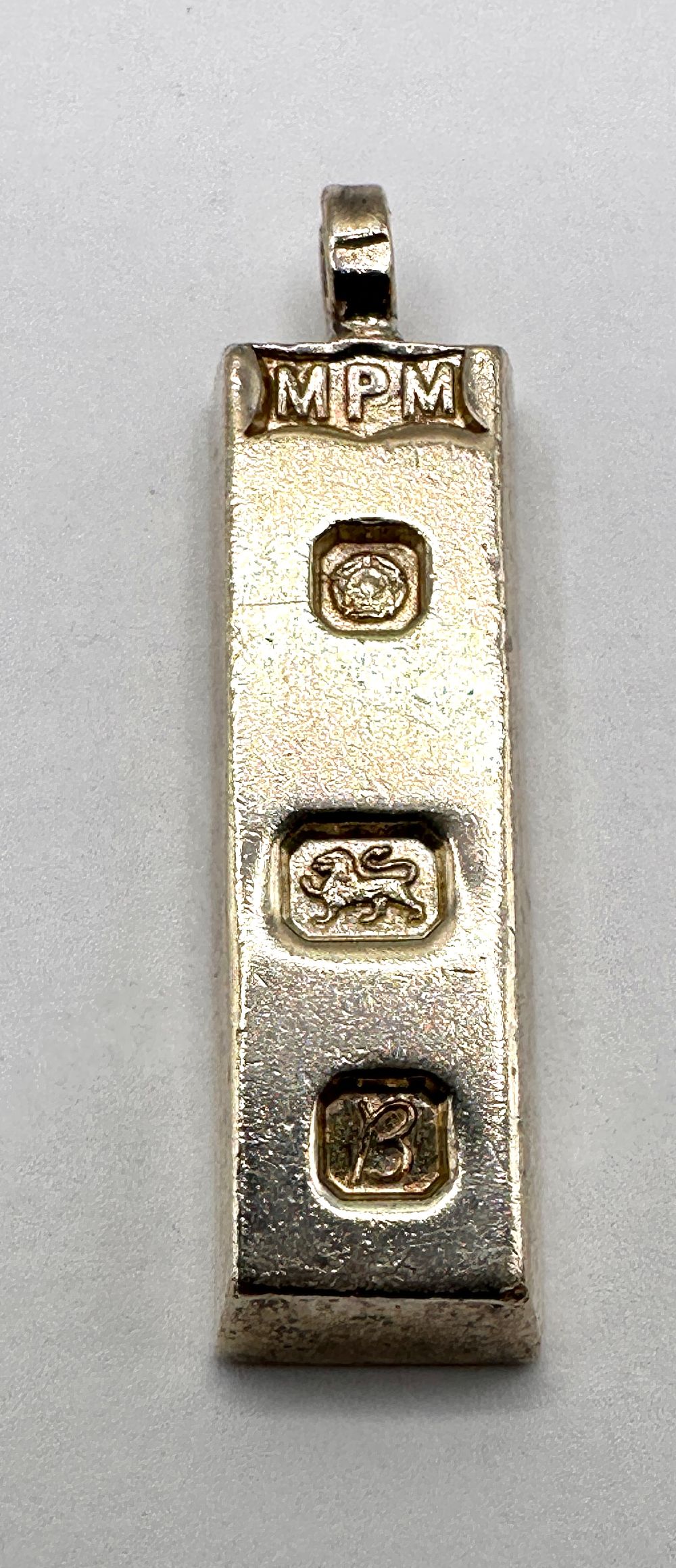 Lot 204: A 1976 Sheffield Sterling Silver Ingot Pendant