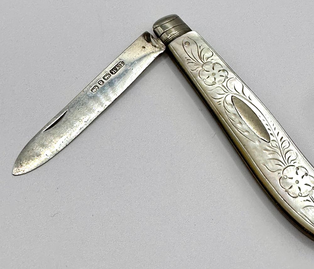 Lot 207: A 1911 Sheffield Sterling Silver and Mother-of-Pearl Folding Fruit Knife