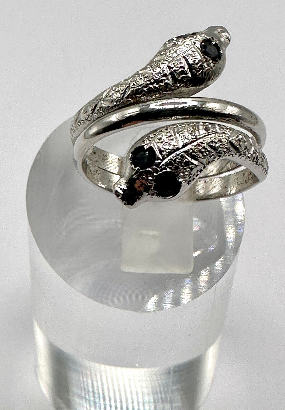 Lot 211: A 925 Silver Double Headed Bypass Snake Ring