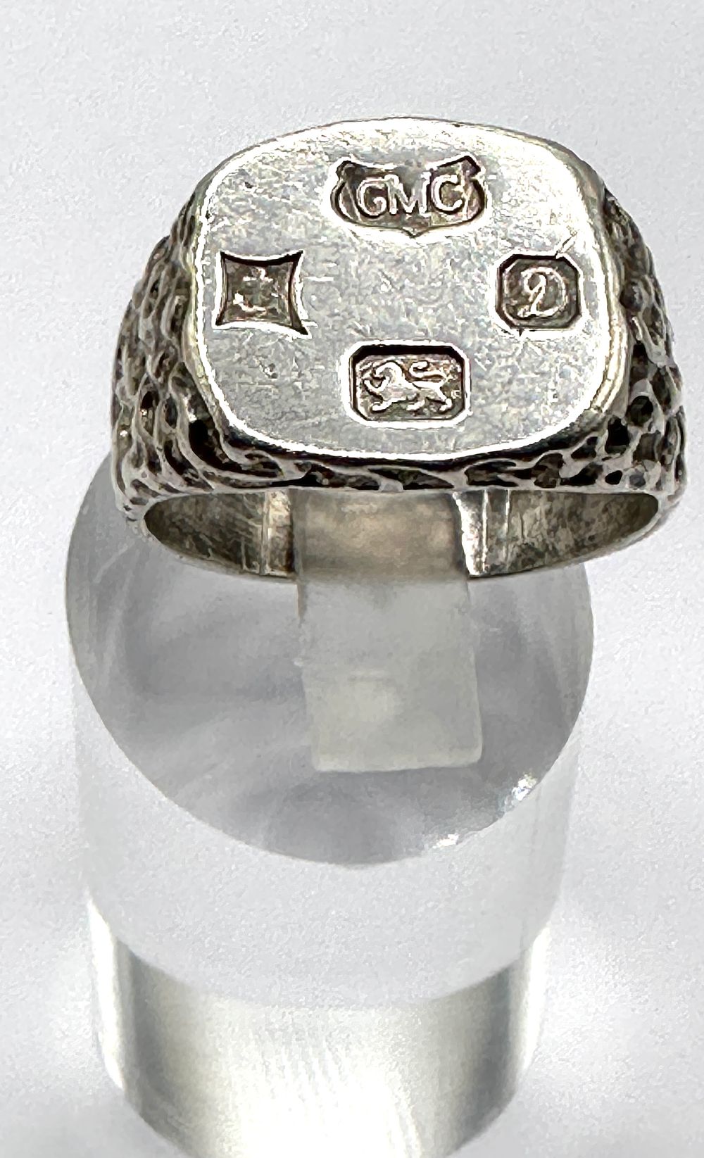 Lot 212: A 1977 Birmingham Sterling Silver Feature Hallmark Signet Ring