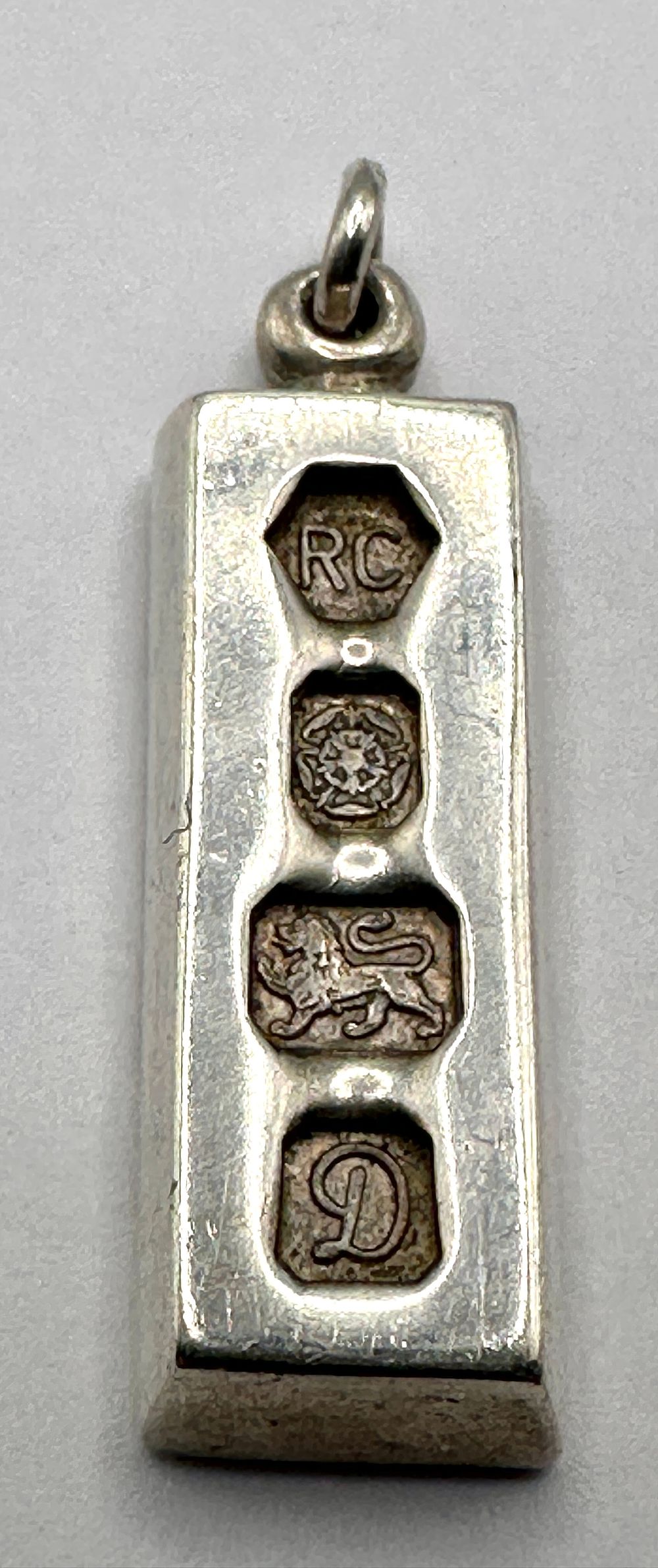 Lot 213: A 1978 Sheffield Sterling Silver Ingot Pendant