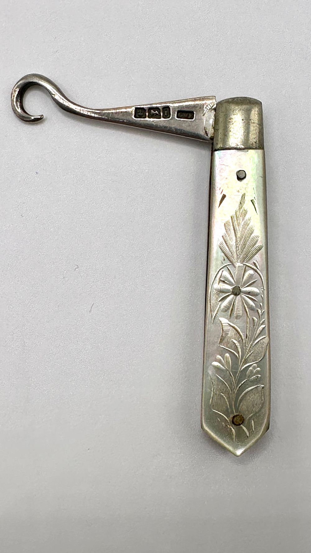 Lot 214: A 1904 Sheffield Sterling Silver and Mother-of-Pearl Folding Button Hook