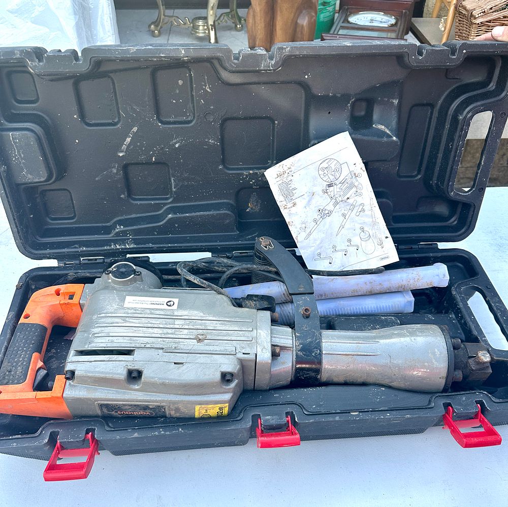 Lot 90: A VonHaus Electric Demolition Breaker with Accessories and Carrying Case