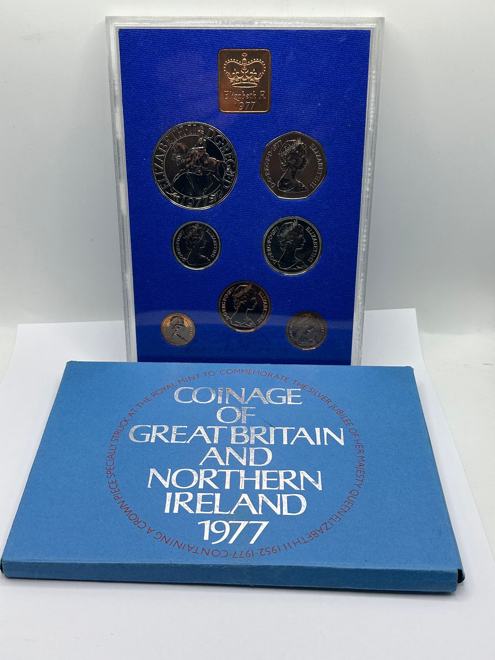 Lot 173: UK 1977 Royal Mint Silver Jubilee Proof Coin Set