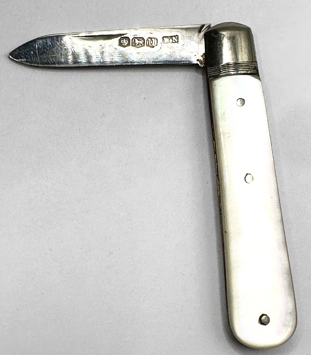 Lot 237: An 1887 Sheffield Sterling Silver Folding Fruit Knife, William Needham