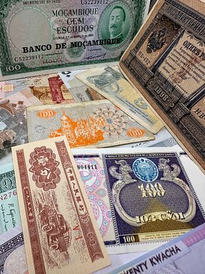 A Collection of World Banknotes, Including China, Zaire, and Mozambique. A collection of 