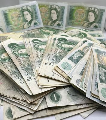 A Collection of Bank of England One Pound Banknotes, Series C and D (164 approx). A collection 
