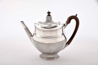 A Teapot. D. Maria I, Queen of Portugal (1777-1816) 854/1000 silver gadrooned and engraved 