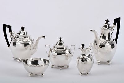A tea and coffee set. D. Maria I, Queen of Portugal (1777-1816) 854/1000 silver friezes en 