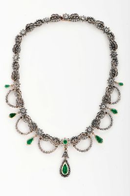 A necklace. 833/1000 silver and 800/1000 gold set with 7 pear-cut emeralds and 1 octagonal-cut 