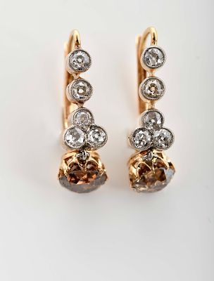 A pair of earrings. gold and platinum set with 10 colourless diamonds in antique brilliant cut 