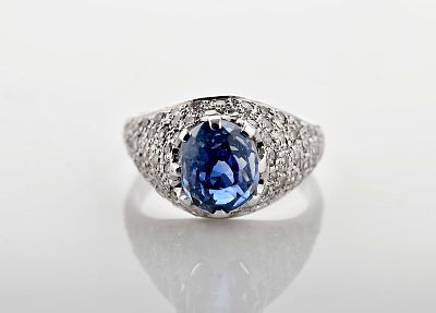 A ring. 800/1000 gold set with a cushion-cut "Ottu" sapphire from Ceylon weighing approximately 