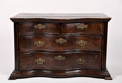 A Chest of Drawers with wavy front. D. Jo&atilde;o V, King of Portugal (1706-1750) chestnut with 