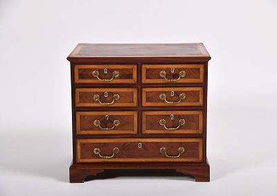 A small chest of drawers. D. Maria I, Queen of Portugal (1777-1816) Brazilian-rosewood 