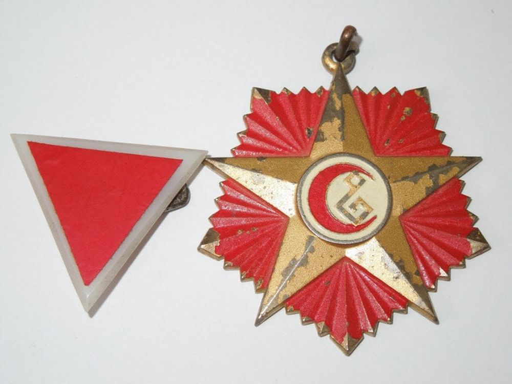 Lot 264C: Iran Iraq War Wound Medal & Republican Guard Pin Lot