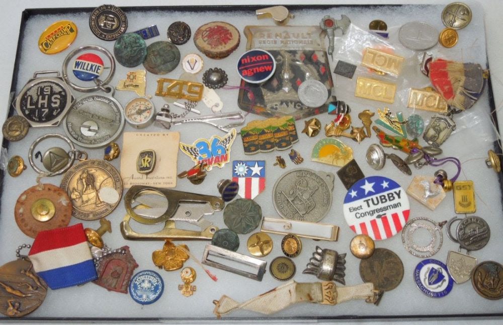 Lot 346: Lot of Vintage & Collectible Pins Buttons Medals