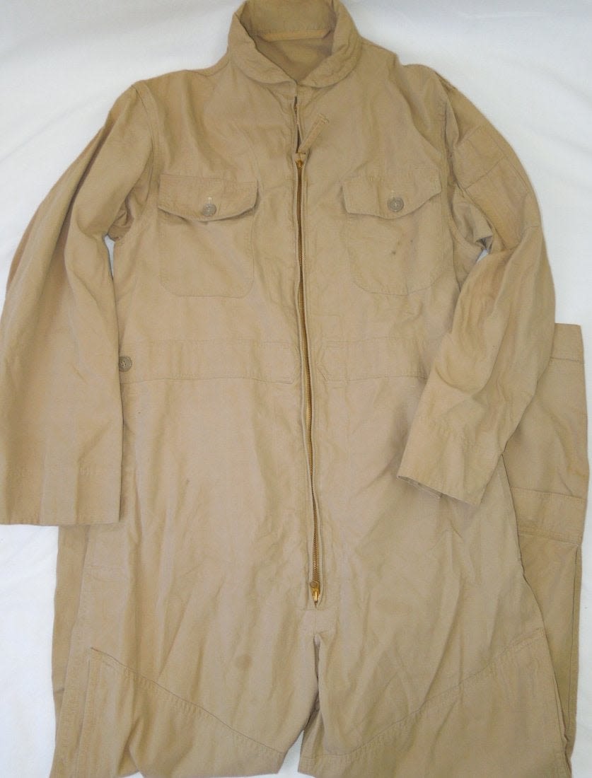 Lot 168: WWII US Naval Aviator Summer Flight Suit Size 38 M-668