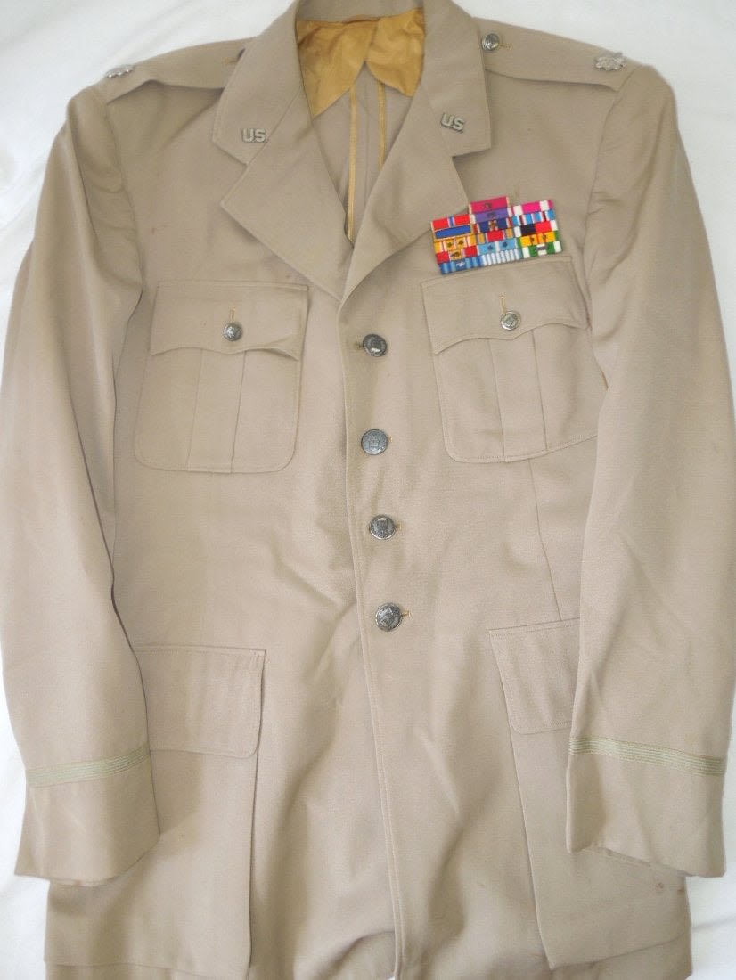 Lot 372: USAF Vietnam Silver Tan Lt. Col. Uniform Ribbons