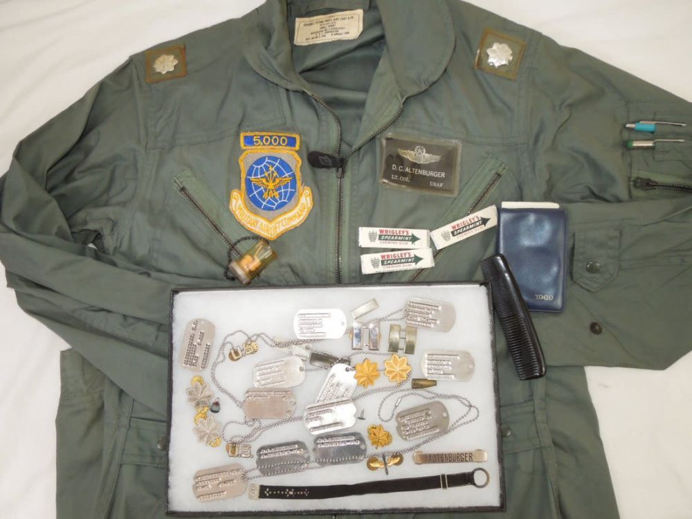 Lot 272A: WWII US 9th AAF Bomber Pilot Flight Suit Dog Tags Lot