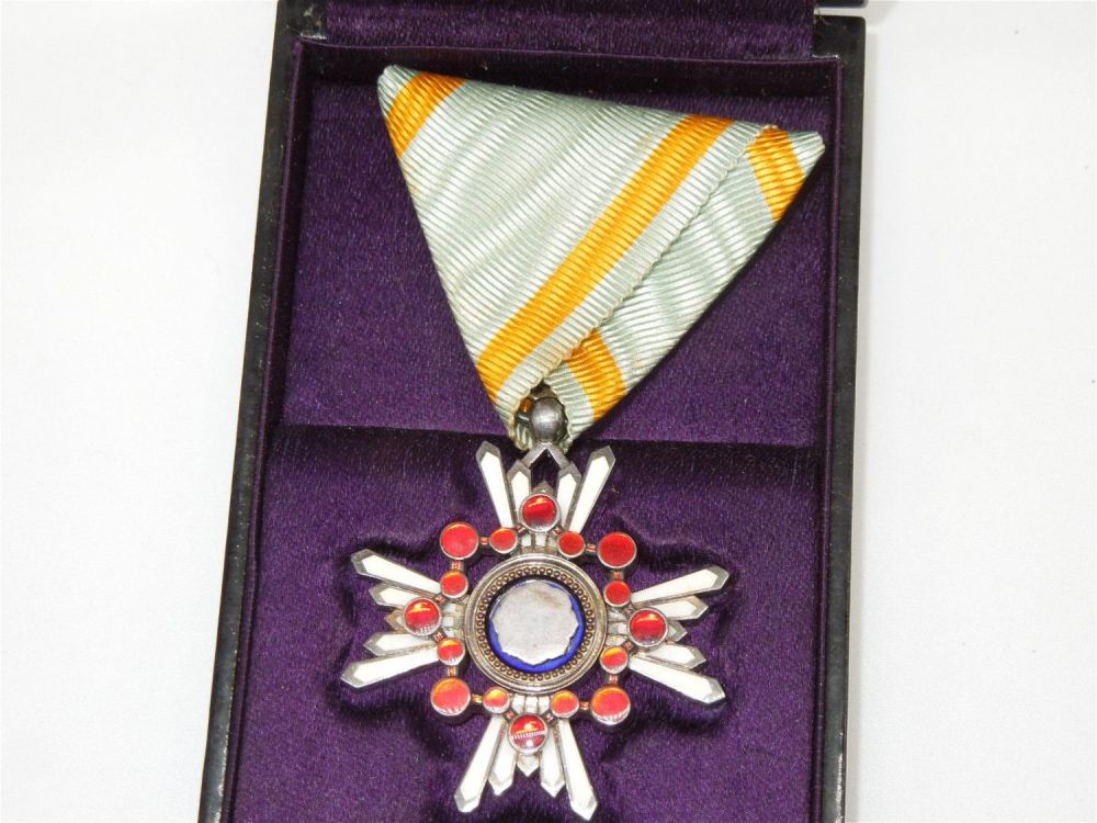 Lot 300: Japanese Order of the Sacred Treasure 6th Class Badge Medal with Case of Issue
