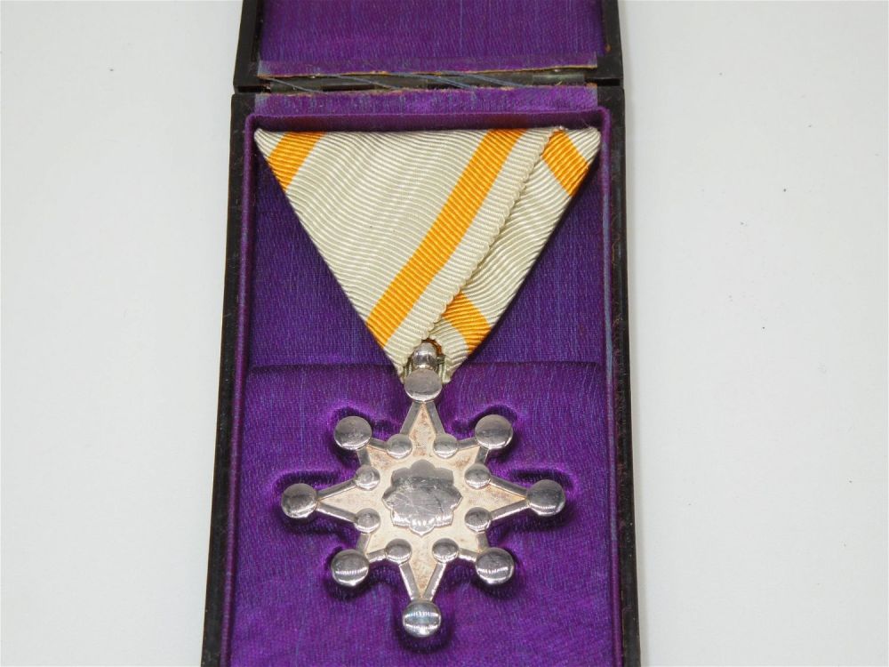 Lot 301: Japanese Order of the Sacred Treasure 8th Class Badge Medal & w/ Case of Issue #1