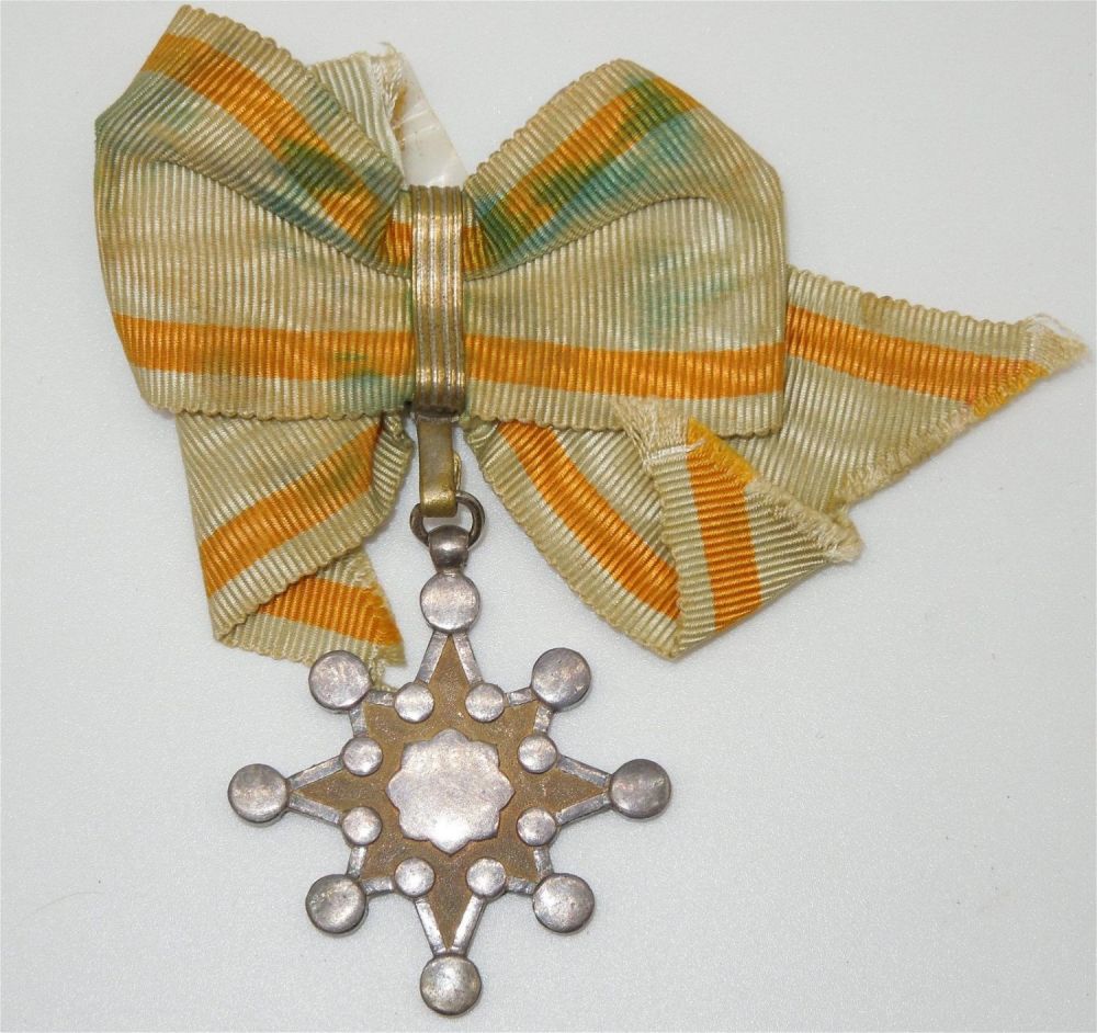 Lot 303: Japanese Order of the Sacred Treasure 7th Class Women's Medal Badge