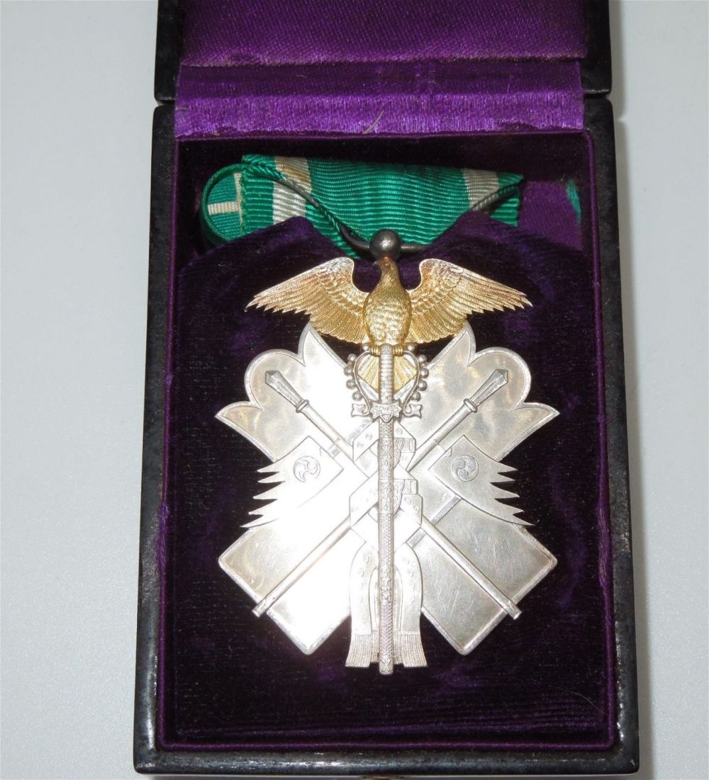 Lot 307: Japanese Order of the Golden Kite 6th Class Badge Medal & Rosette with Case of Issue