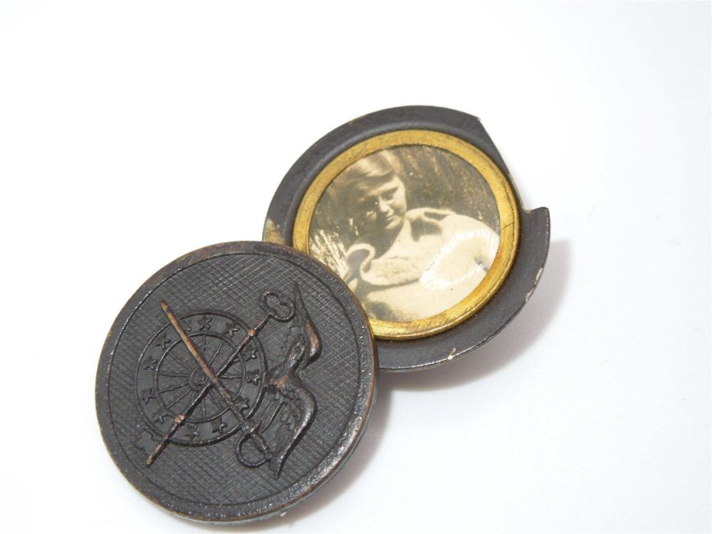 Lot 390: WWI US Army Quartermaster Secret Photo Locket Collar Disc & Picture