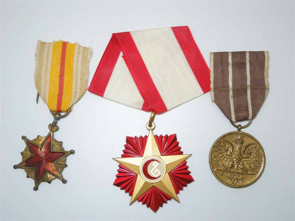 Lot 397: Iraq & South Vietnam Wound Medals & WWII Poland War Medal