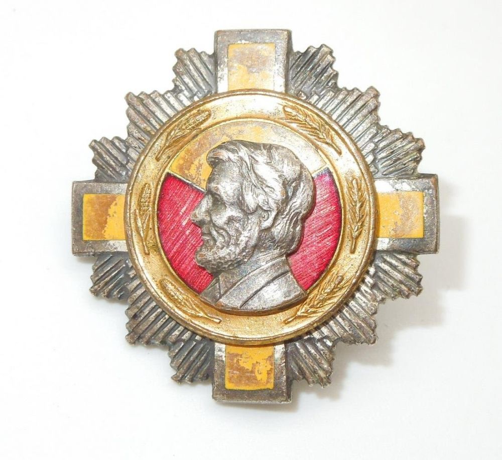 Lot 159: Scarce Pre WWII 33rd Infantry Division Artillery DUI Abraham Lincoln Pin