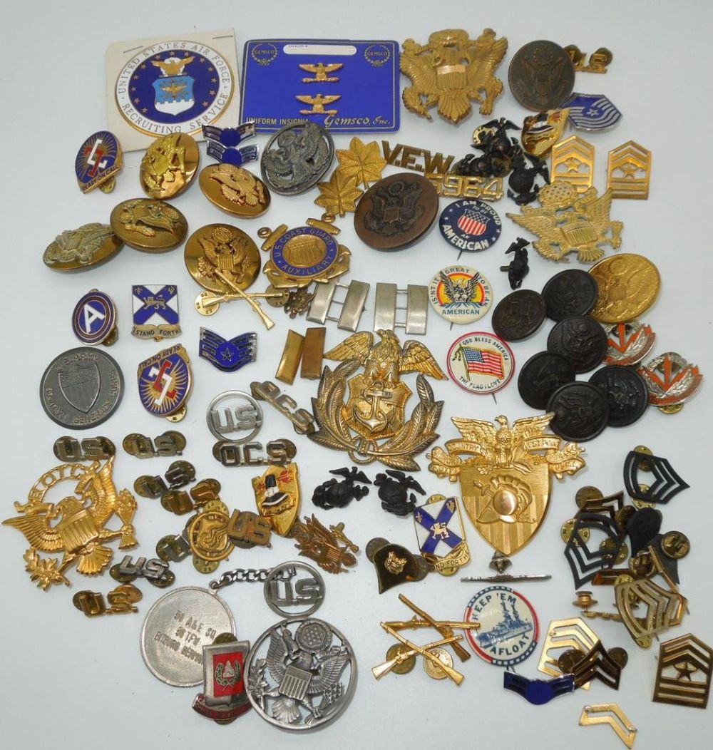 Lot 244: US Military Insignia, Cap Badges, Pins, DUIs, Buttons, Rank, Collar, etc. Lot
