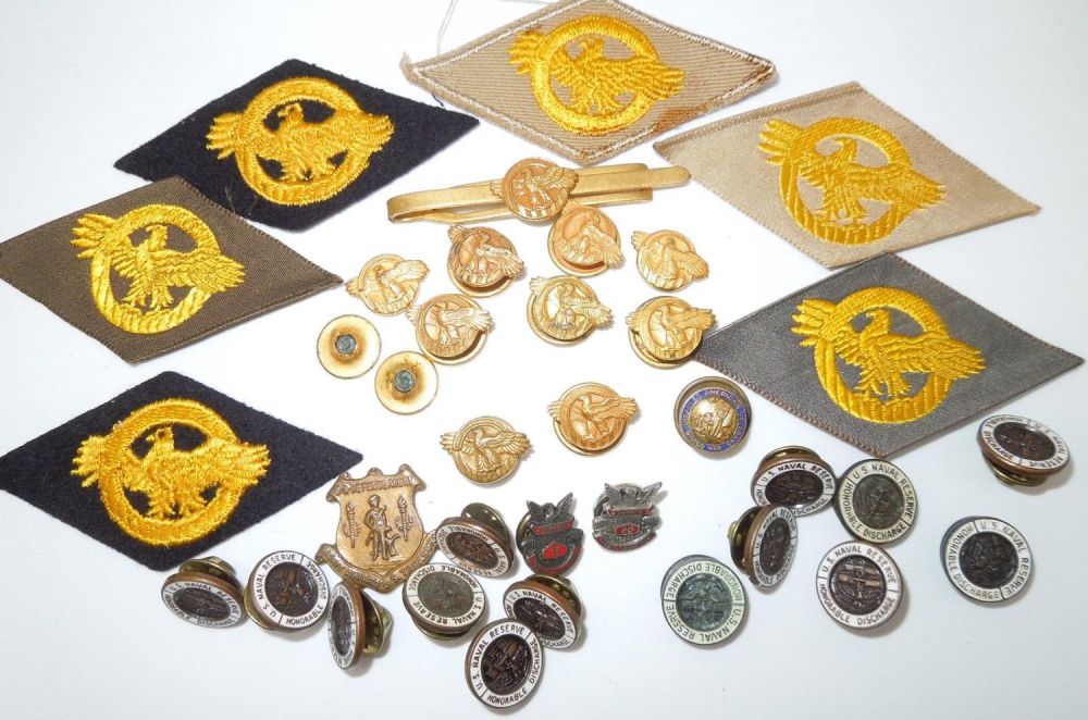 Lot 281: WWII US Military Ruptured Duck & Navy Honorable Discharge Pins Buttons