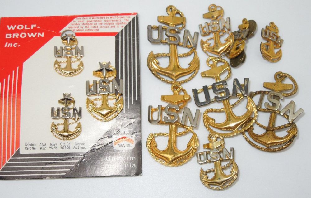 Lot 286: WWII - Vietnam US Navy Chief Petty Officer CPO Cap Badge Anchor Pins
