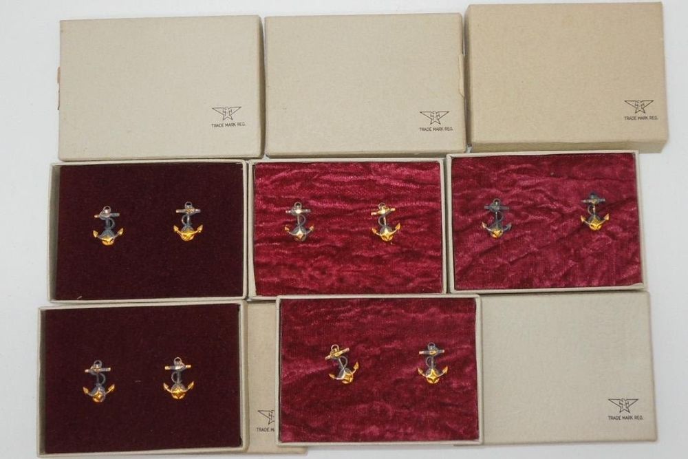 Lot 299: WWII USN Navy Hilborn Hamburger Boxed Midshipman Cadet Anchor Pins Lot