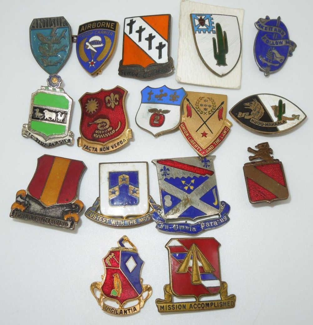 Lot 353: WWII US Army DUI Crest Pins Hawaiian & Airborne Troop Carrier