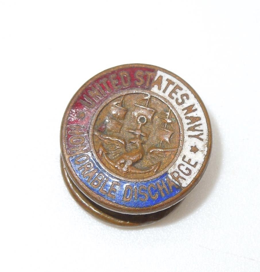 Lot 545: Scarce WWI Era USN Navy Honorable Discharge Variation Numbered Pin Button
