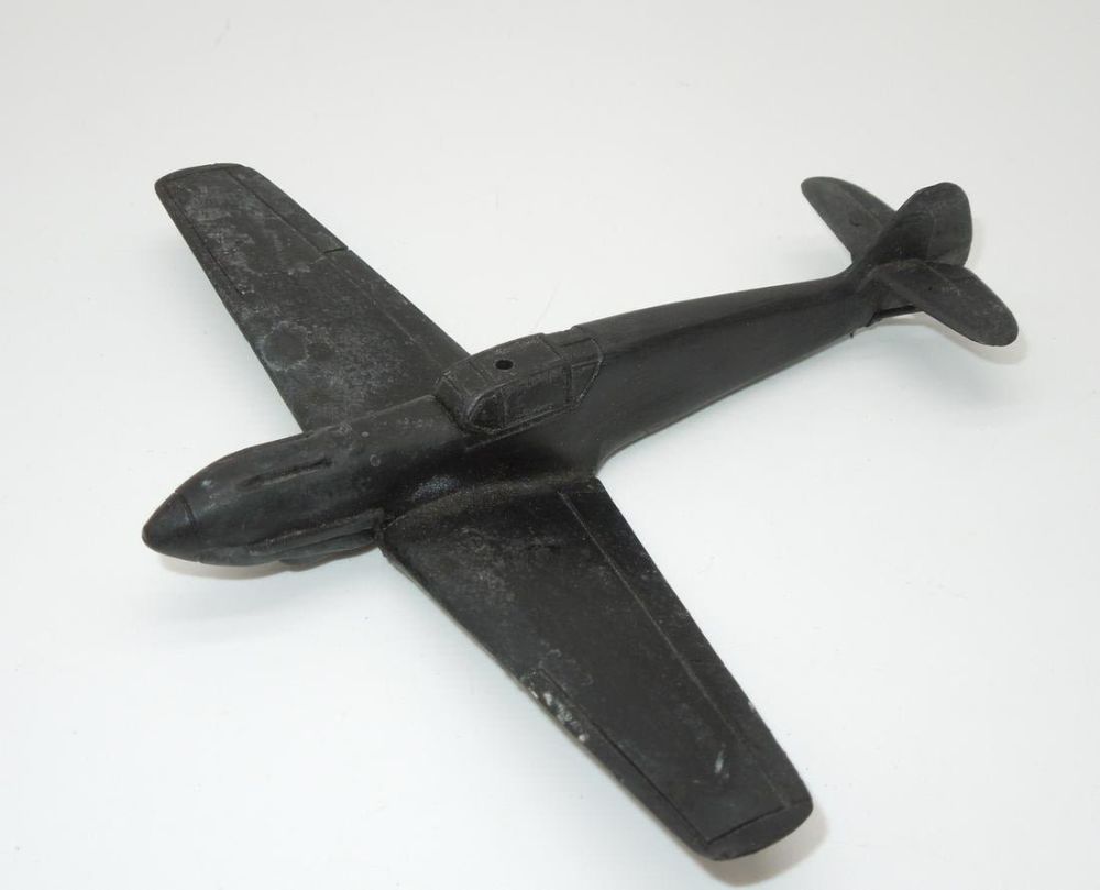 Lot 353: WWII 1942 German Messerschmitt ME 109E Spotter ID Aircraft Recognition Model Plane