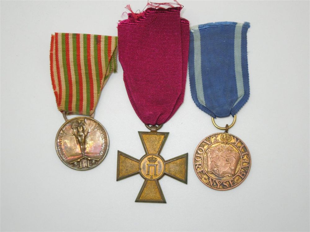 Lot 387: WWI - WWII Poland Campaign, Serbian Balkan War Cross, & Italy Italian War Medals Lot