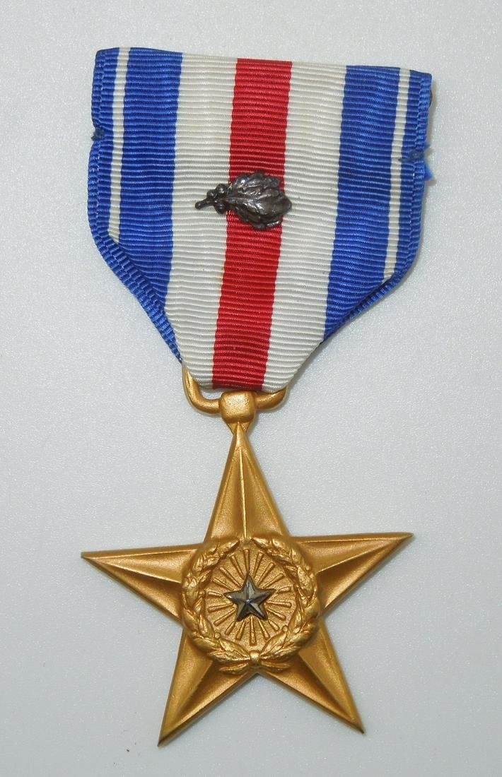 Lot 212: WWII Slot Brooch US Military Silver Star Medal With Oak Leaf Cluster
