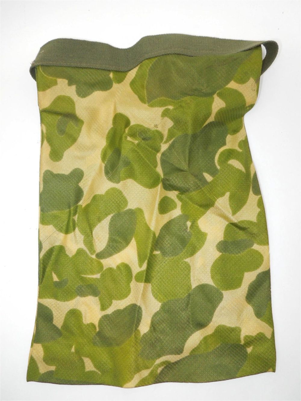 Lot 267: Korean War Vintage Parachute Camo Uniform Ascot