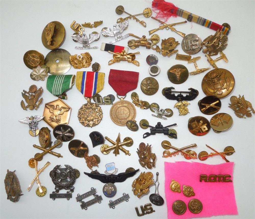 Lot 313: Misc. WWII - Modern US Military Pins, Medals, Ribbons, Insignia Lot
