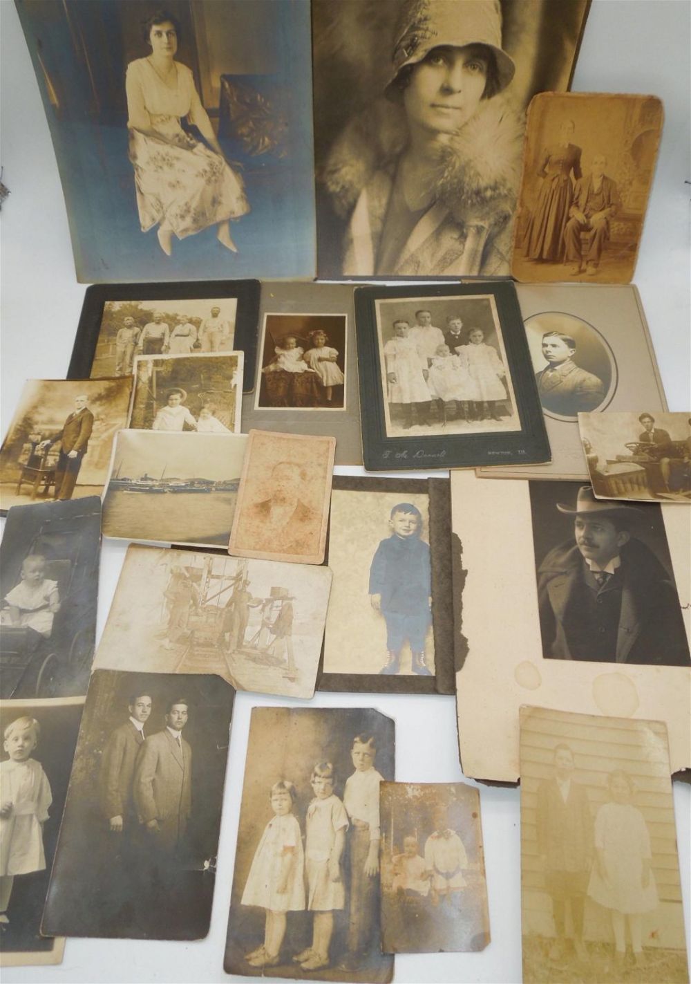 Lot 474: Lot Vintage 1800s - 1900s Cabinet Cards & Photographs