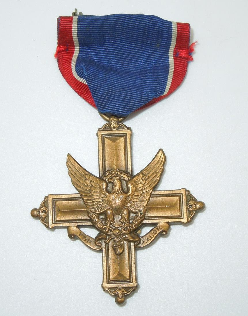 Lot 203: Early WWII Numbered Wrap Brooch US Army Distinguished Service Cross Medal