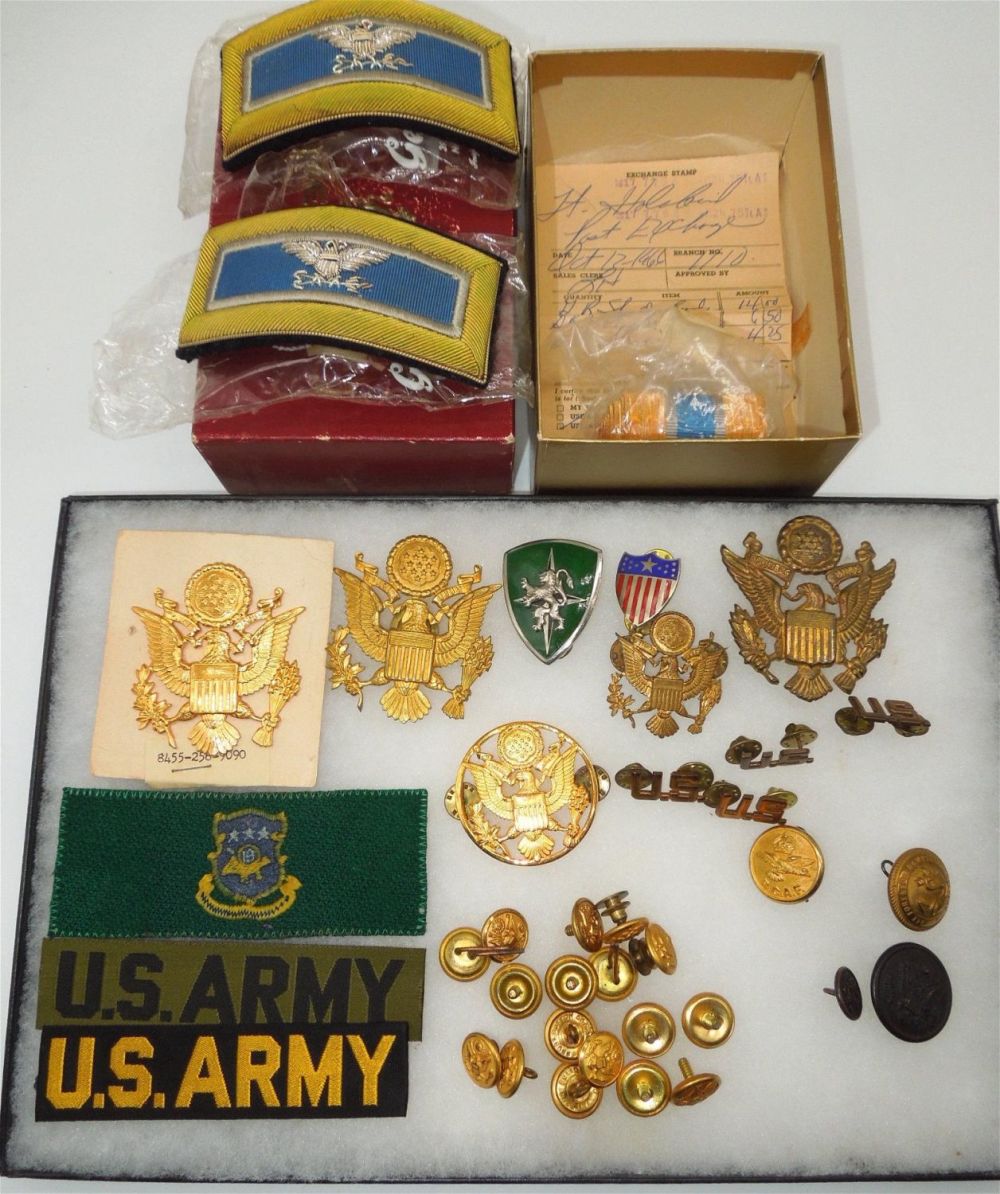 Lot 513: WWII 60s US Army Officer Colonel Shoulder Boards Pins Patches