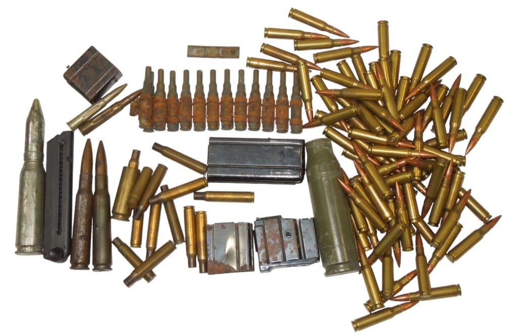 Lot 185: Lot WWII - Modern Inert Ordnance Bullets & Magazines