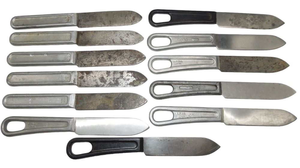 Lot 336: Lot (12) WWI - WWII Dated US Army Mess Kit Knives