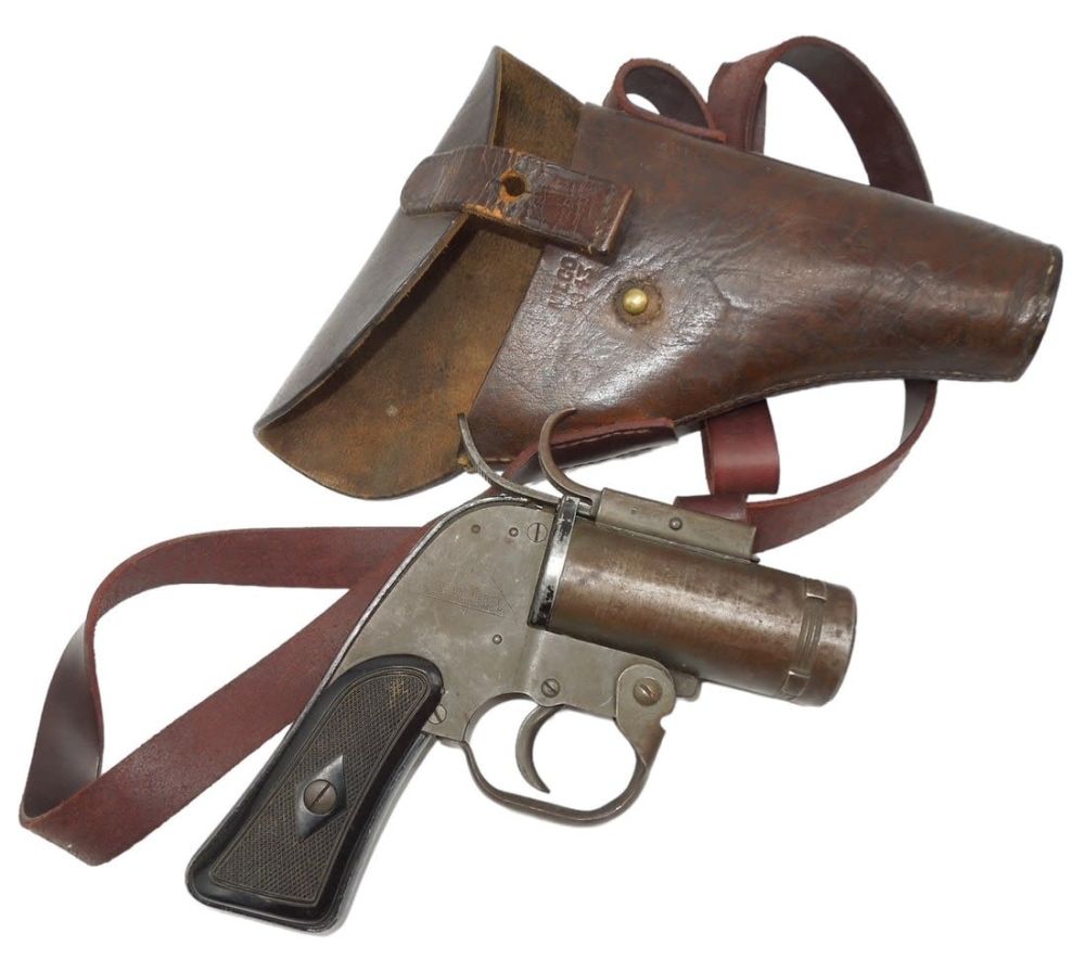 Lot 658: WWII US Army Air Force AAF M8 Flare Gun & Holster