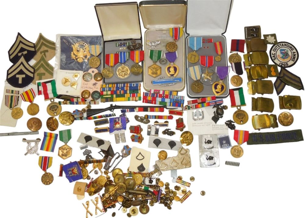 Lot 669: Lot WWII - Modern US Military Medals Purple Heart Ribbons Pins Buttons Patches