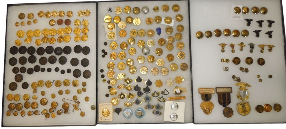 Lot 671: Lot WWII - Modern US Military Collar Discs Medals Buttons